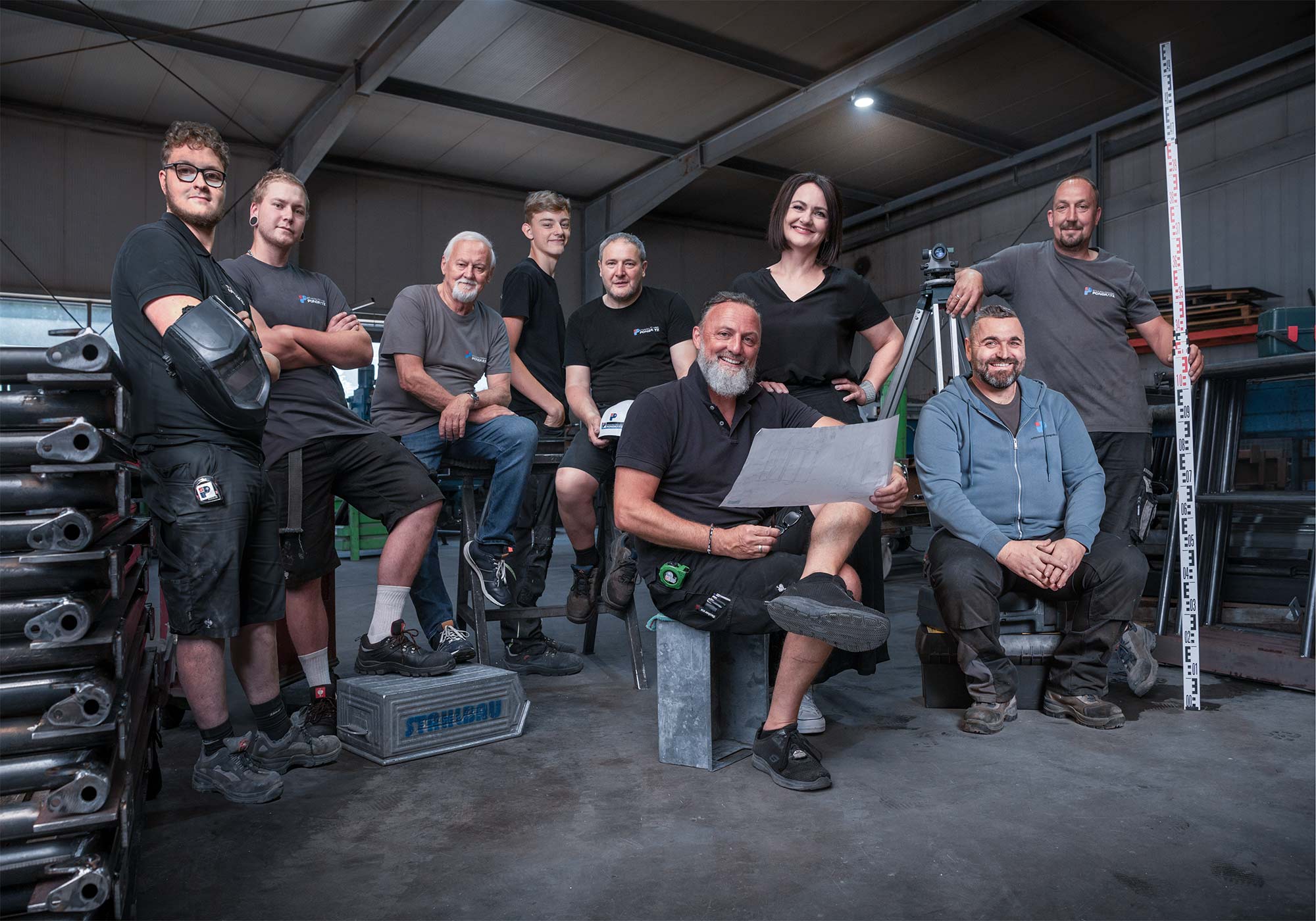 Teamfoto von der Firma Stahlbautechnik Pongratz in der Fertigungshalle in Voitsberg